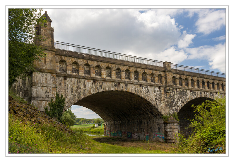 Kanalbrücke Alte Fahrt
über die Lippe, Ostseite
Die Brücke ist eines der vier historischen Brückenbauwerke der Alten Fahrt des Dortmund-Ems-Kanals (DEK) zwischen Datteln und Olfen. laut Wikipedia
Schlüsselwörter: Lünen; Lippe; Brücke