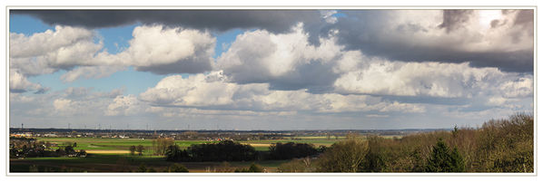 Wolkenhimmel l
Wolken sind deshalb sichtbar, weil Licht aufgrund der Mie-Streuung gestreut wird, wodurch der Tyndall-Effekt auftritt und die eigentlich farblosen Tröpfchen sichtbar werden.
laut Wikipedia
Schlüsselwörter: Wolken