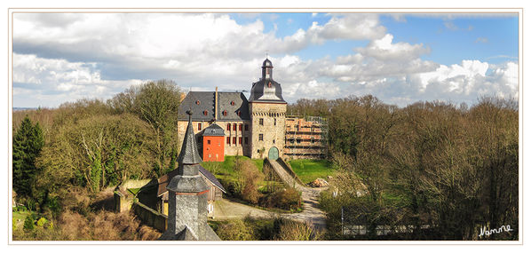 Schloß Liedberg
Die Anlage entstand als Höhenburg mit Vor- und Hauptburg im 14. Jahrhundert nach der Römerwacht, an der Westkuppe des Liedbergs, und dem Mühlenturm an der Ostkuppe als dritte Befestigungsanlage.
laut Wikipedia
Seit 2007 in Besitz des Unternehmers P. Overlack

Schlüsselwörter: Schloß Liedberg