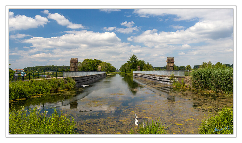 Kanalbrücke Alte Fahrt - Brückentrog
Mit einer Spannweite von je 21 Metern wölbt sich die Brücke 18 Meter über dem Wasserspiegel der Lippe. Der Brückentrog ist 15 Meter breit und 70 Meter lang. Am Fuße der Kanalüberführung über die Lippe liegt das ehemalige Pumpwerk von 1897 zur Speisung des Dortmund-Ems-Kanals mit Lippewasser. laut olfen.de
Schlüsselwörter: Lünen; Lippe; Brücke