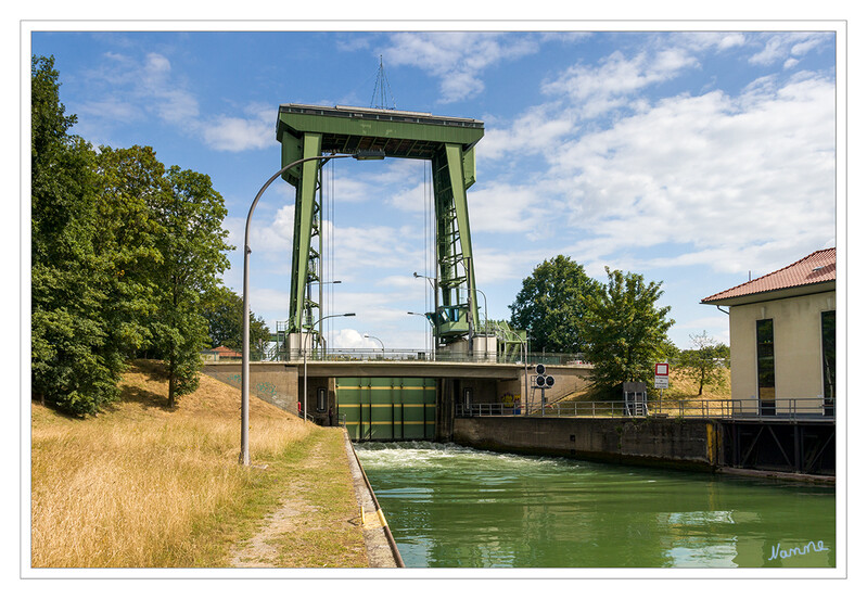 Schleuse Datteln
Das Tor der großen Schleuse wird gerade geöffnet.
Die Schleusen Datteln gehören – vom Rhein her – zur letzten der sechs Kanalstufen des Wesel-Datteln-Kanals (WDK) bei Kanalkilometer 59,28 in Datteln-Natrop. Einen Kilometer oberhalb mündet der Wesel-Datteln-Kanal am Kanalkreuz Datteln (Dattelner Meer) in den Dortmund-Ems-Kanal ein. laut Wikipedia
Schlüsselwörter: Datteln; Große Schleusse