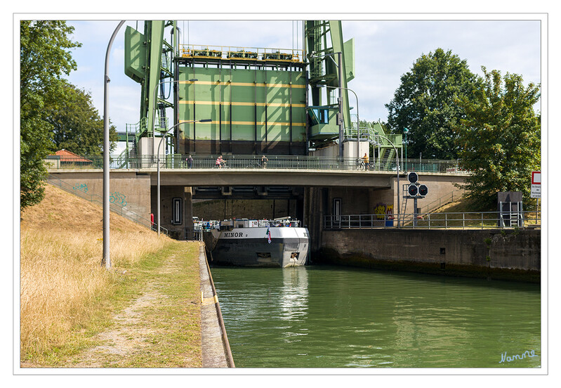 Schleuse Datteln
Die große Schleuse ist geöffnet.
Die große Schleuse Datteln wurde 1928 erbaut und 1931 zusammen mit dem Kanal eröffnet. Sie hat eine Länge von 222 m, eine Breite von 12 m, die Fallhöhe beträgt 7,5 m und der Wasserverbrauch beträgt pro Schleusung 20.000 m³. Schiffe mit einem Tiefgang bis zu 2,8 m können geschleust werden. Oberwasser- und unterwasserseitig wird diese Schleuse durch Hubtore geschlossen. Diese Schleusentore wurden im November 1993 erneuert. laut Wikipedia
Schlüsselwörter: Datteln; Große Schleusse