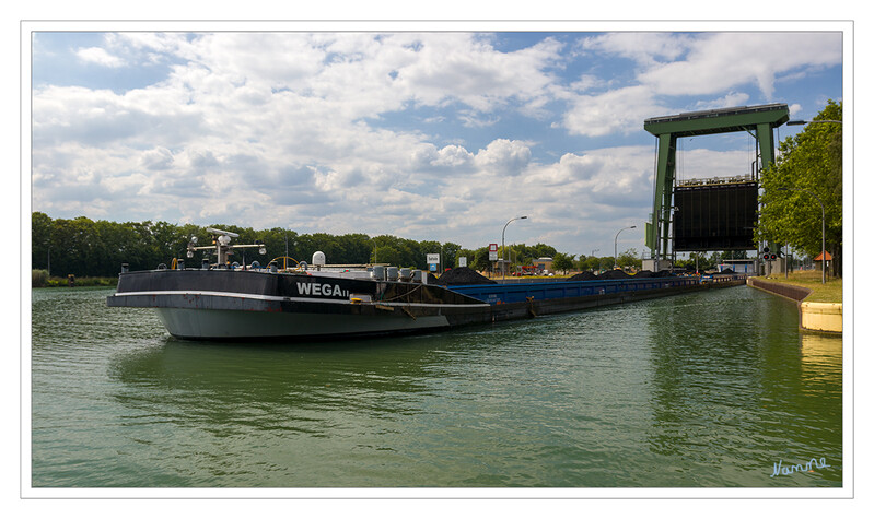 Schleuse Datteln
Die große Schleuse vom Oberwasser aus gesehen mit einem großem Schubschiff bei der Ausfahrt Richtung Kanalkreuz Datteln (Dattelner Meer) in den Dortmund-Ems-Kanal 
Schlüsselwörter: Datteln; Große Schleusse