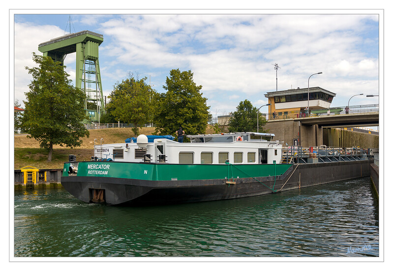 Schleuse Datteln
Einfahrt in die Kleine Kammer vom Wesel-Datteln-Kanal kommend
Gefälle   8m
Baujahr 1970
Länge    110 m
Breite    12 m
Füllung  13200 qm
Eine Besonderheit hat die kleine Schleuse. Sie schließt sich von rechts nach links und nicht wie üblich von oben nach unten
Schlüsselwörter: Datteln; Schleusse; Schiff