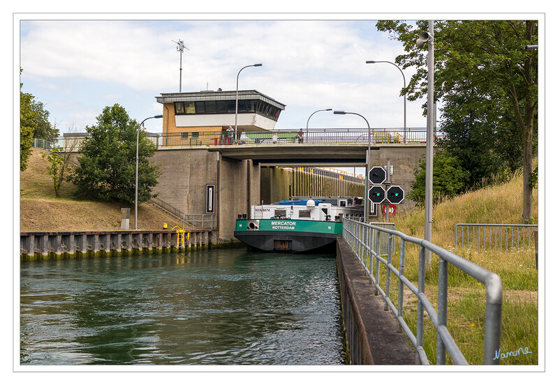 Schleuse Datteln
Einfahrt in die Kleine Kammer vom Wesel-Datteln-Kanal
Gefälle   8m
Baujahr 1970
Länge    110 m
Breite    12 m
Füllung  13200 qm
Eine Besonderheit hat die kleine Schleuse. Sie schließt sich von rechts nach links und nicht wie üblich von oben nach unten.
Schlüsselwörter: Datteln; Schleusse; Schiff