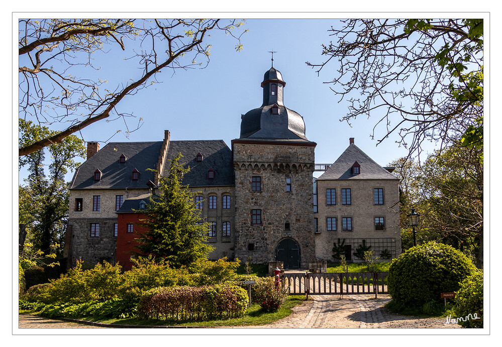 Schloss Liedberg
Nach einigen Besitzerwechseln erwarb im Jahr 2007 der Unternehmer Peter Overlack das Schloss, der seit 2008 Sanierungsarbeiten an der Anlage durchführen lässt, einschließlich einer Rekonstruktion der zerstörten Trakte. 2010 wurden bei den Sanierungsarbeiten des gotischen Turmmauerwerks in über 12 Metern Höhe (drittes Geschoss) acht einzelne Schuhe unterschiedlicher Modelle entdeckt: drei Frauenschuhe, zwei Kinderschuhe und drei Männerschuhe. laut Wikipedia
Schlüsselwörter: Liedberg