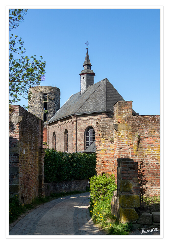 Schloßkapelle und Mühlenturm
Die Kirche wurde 1707 erbaut und unter Nr. 077 am 17. September 1985 in die Liste der Baudenkmäler in Korschenbroich eingetragen laut Wikipedia
Schlüsselwörter: Liedberg