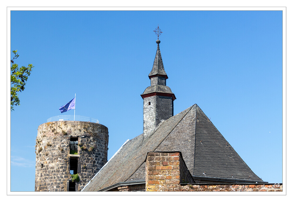 Schloßkapelle und Mühlenturm
Am Ende der Schloss-Straße - zwischen Mühlenturm und dem Aufgang zur Burganlage - rundet die Schlosskapelle das historische Marktplatz-Ensemble harmonisch ab. Dort wo die Kapelle vor fast 300 Jahren gebaut wurde, stand bereits im frühen Mittelalter eine Kapelle aus Fachwerk und diente den Liedbergern als Gotteshaus, obwohl Liedberg teilweise zur Glehner Pfarre St. Pankratius gehörte. laut rp-online
Schlüsselwörter: Liedberg