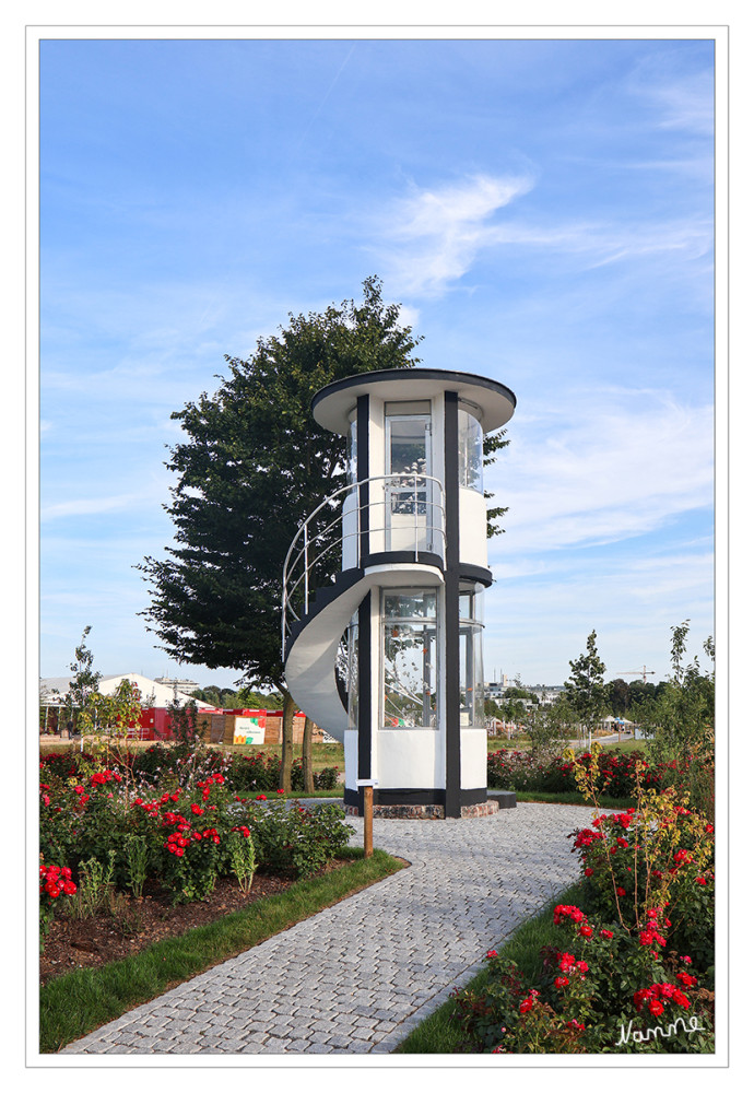 Landesgartenschau Neuss - Alter Richterturm
Der historische Richterturm auf dem ehemaligen Gelände der Galopprennbahn wurde für die Landesgartenschau Neuss 2026 aufwendig saniert und dient als markanter Eingangsbereich sowie Aussichtspunkt an der Wiesenpromenade. lt gruenes-herz-neuss.
Schlüsselwörter: 2026