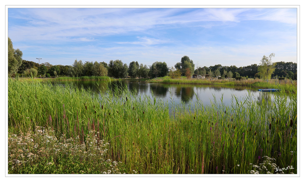Am Teich
Mit 2.200 neu gepflanzten Bäumen, weiten Wiesen, einem Teich und einer Vielzahl von Biotopen entsteht ein ökologisch wertvolles Areal, das Klimaanpassung, Nachhaltigkeit und Biodiversität in den Mittelpunkt stellt. lt.nrw-tourismus
Schlüsselwörter: 2026