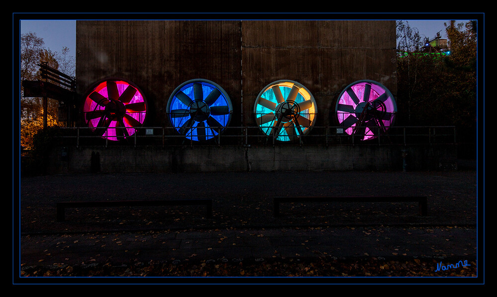 LaPaDu - Ventilatoren
des Kühlwerkes abends bund beleuchtet.
Schlüsselwörter: Landschaftspark Duisburg