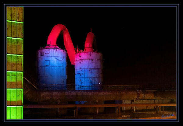 Landschaftspark Duisburg
Von Montag bis Donnerstag läuft das Minimalprogramm, das ausschließlich die drei Schornsteine des Hüttenwerks beleuchtet. Jeden Freitag, Samstag, Sonntag, an Feiertagen und an den Vorabenden von Feiertagen erstrahlt dann die gesamte Hochofenkulisse. Die Lichtszene wechselt täglich.
Die Installation ist ein Kunstwerk des britischen Künstlers Jonathan Park und seit Dezember 1996 das weithin sichtbare Markenzeichen des Landschaftsparks. laut landschaftspark
Schlüsselwörter: Duisburg; LaPaDu