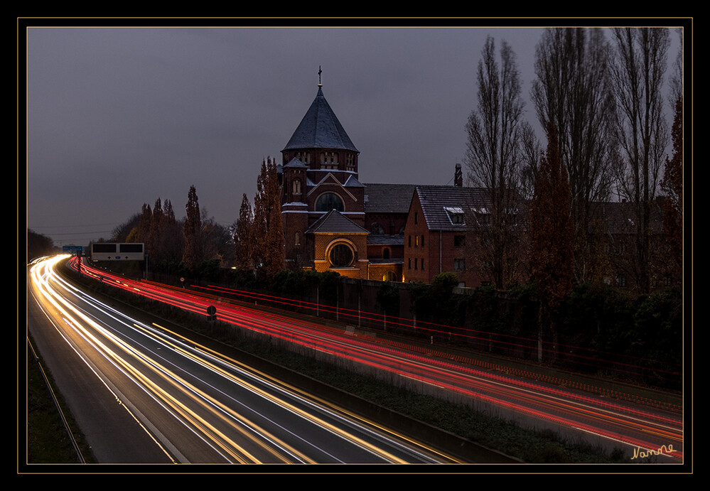 Lichtspuren
einer Autobahn durch Langzeitbelichtung
Schlüsselwörter: Kloster Kreitz