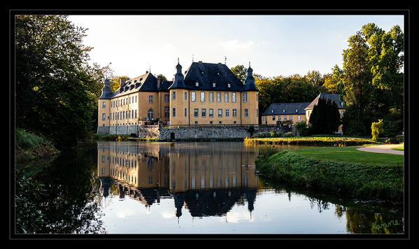 Schloß Dyck
Das Schloss Dyck ist eines der bedeutendsten Wasserschlösser des Rheinlandes. Die Anlage besteht aus einer Hochburg und zwei Vorburgen, die von einem Wassergraben umgeben sind. laut Wikipedia
Schlüsselwörter: Schloß Dyck