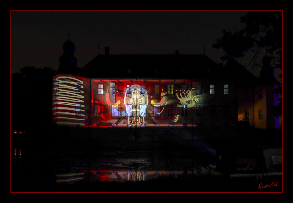 Lichtfestival Schloss Dyck
Durch den Einsatz von Projektionen-Mapping werden die Besucher in einer Welt gezogen. in der Maschinen und Algorithmen (KI und Technologie) integraler Bestandteil unseren täglichen Lebems sind. lt Broschüre
Schlüsselwörter: 2023