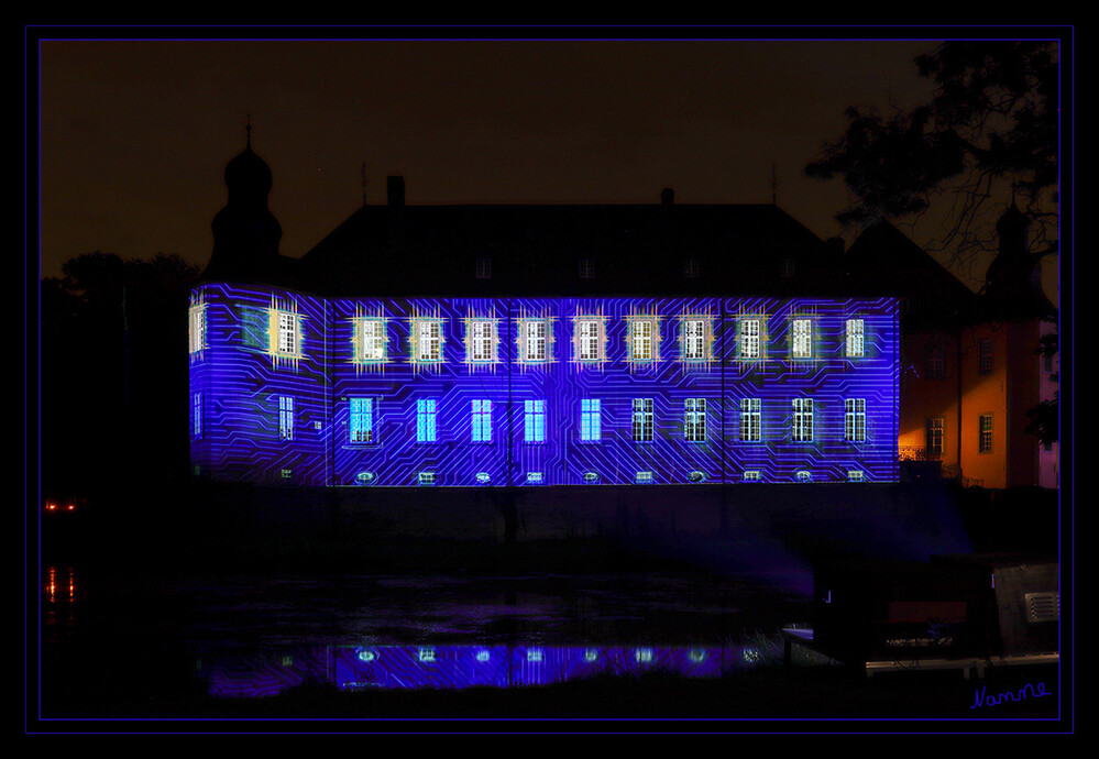 Lichtfestival Schloss Dyck
Durch den Einsatz von Projektionen-Mapping werden die Besucher in einer Welt gezogen. in der Maschinen und Algorithmen (KI und Technologie) integraler Bestandteil unseren täglichen Lebems sind. lt Broschüre
Schlüsselwörter: 2023