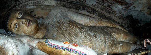 Dambulla
Götterkönigshöhle, Devaraja, hier haben die Felsenbilder durch den langen Gebrauch von Kerzen und Räucherstäbchen gelitten. Eindrucksvoll ist der liegende, 14 m lange, Buddha.
Schlüsselwörter: Sri Lanka, Dambulla