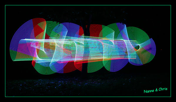 Lichtmalerei
Waren zu dritt am ausprobieren mit einigen neuen Ideen.
Das hat viel Spaß gemacht. 
Schlüsselwörter: Lichtmalerei , Light Painting