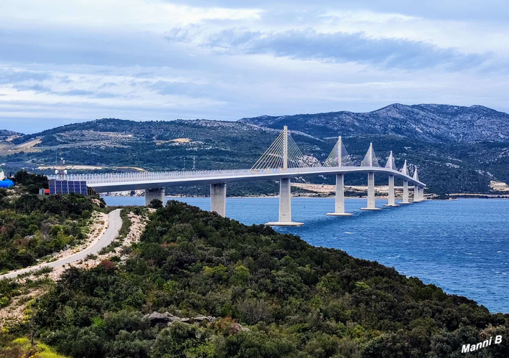 Pejesac Brücke
ist eine zweispurige Straßenbrücke in Schrägkabel-Bauweise über eine Meereszunge der Adria im Süden Kroatiens, die am 26. Juli 2022 eröffnet wurde. Mit dem Bau der Pelješac-Brücke wurde eine innerkroatische Straßenverbindung zwischen Süddalmatien mit Dubrovnik und dem Rest des Landes geschaffen. lt.Wikipedia
Schlüsselwörter: 2025