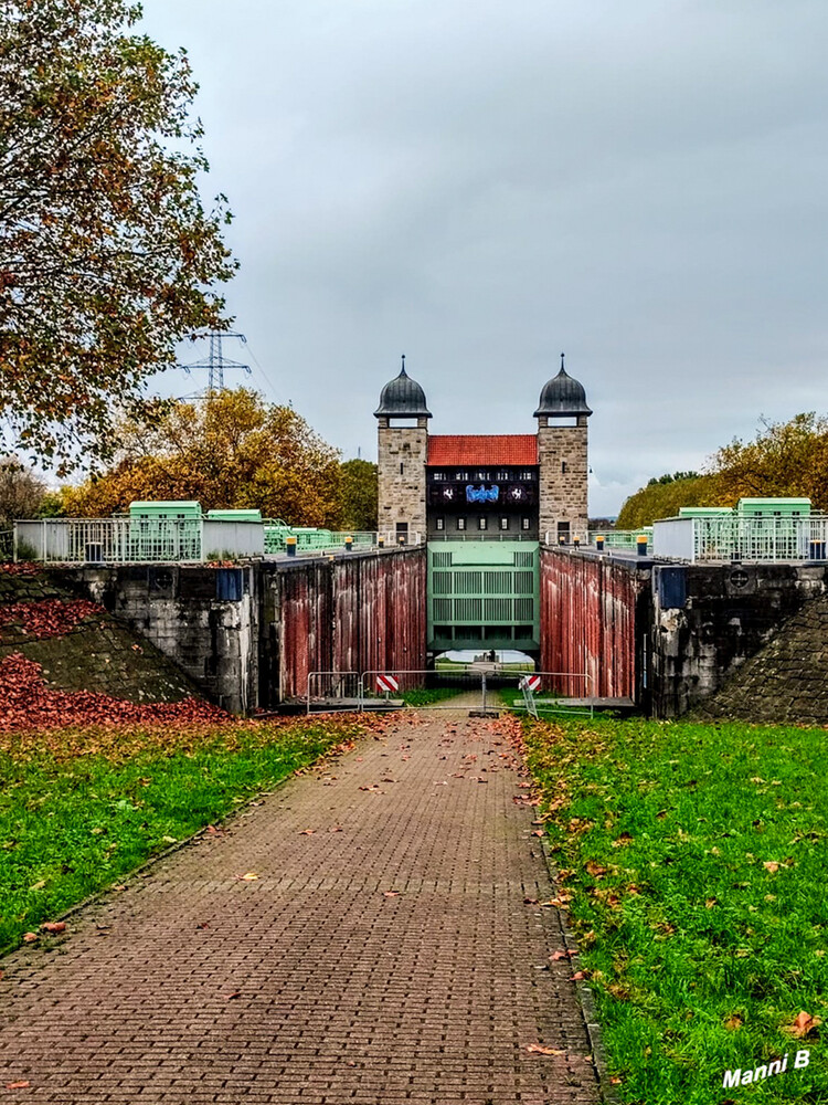 Schiffshebewerk Henrichenburg
Das Schiffshebewerk Henrichenburg war seinerzeit das spektakulärste Bauwerk des Dortmund-Ems-Kanals (DEK) und das erste ausgeführte Mehrschwimmer-Schiffshebewerk der Welt. Es war am Ende des 19. Jahrhunderts notwendig geworden, um den Dortmunder Hafen an das entstehende Westdeutsche Kanalnetz anzuschließen. Die feierliche Inbetriebnahme des Hebewerks fand mit der Eröffnung des Kanals am 11. August 1899 in Anwesenheit von Kaiser Wilhelm II. statt. lt. Wikipedia
Schlüsselwörter: 2024