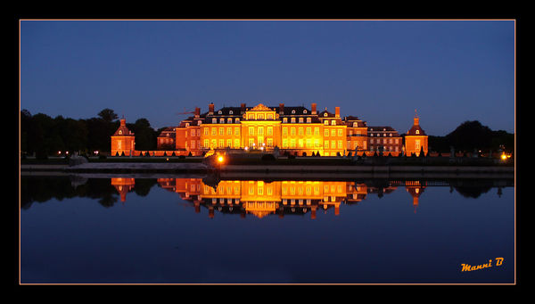 Schloß Nordkirchen
befindet sich in der Gemeinde Nordkirchen im Kreis Coesfeld. Es wird aufgrund seiner Ausmaße und der barocken Gestaltung auch als das „Westfälische Versailles“ bezeichnet. Es ist das größte Wasserschloss Westfalens.

laut Wikipedia
fotografiert von Manni 
Schlüsselwörter: Schloß Nordkirchen