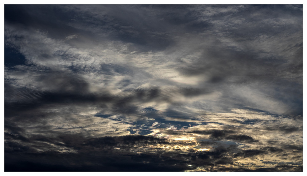 Am Himmel "Wolkendecke am Abend"
Marianne
Schlüsselwörter: 2025