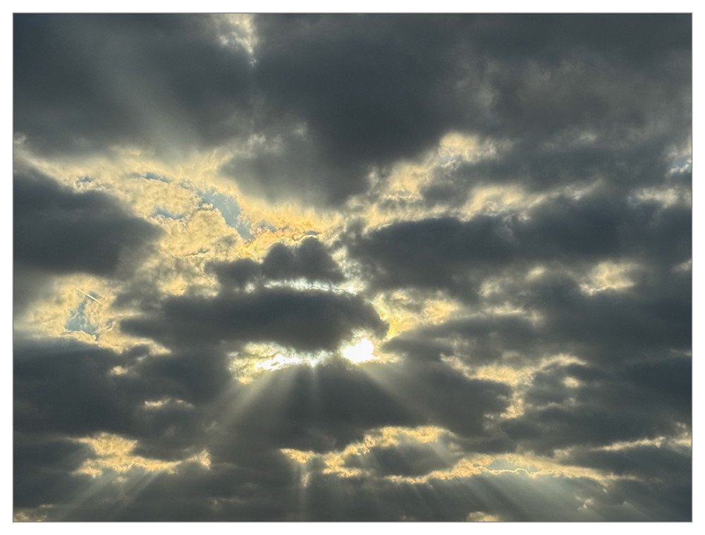 Am Himmel "Die Sonne kommt durch"
Marianne
Schlüsselwörter: 2025