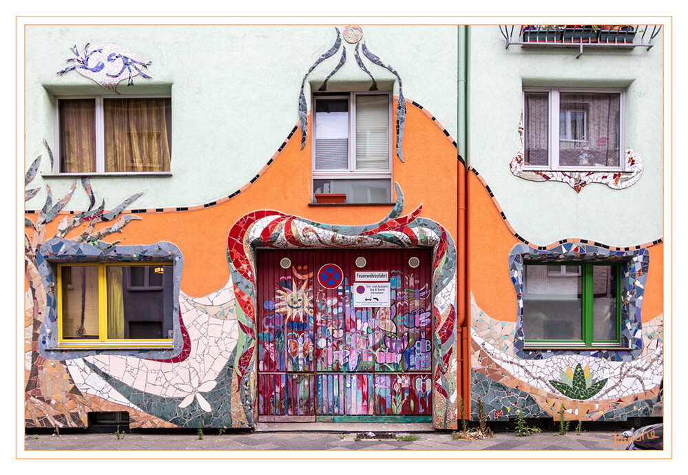 28 - Farbenfroh
Die bunten Häuser auf der Krahestraße
Als man Friedensreich Hundertwasser dafür nicht gewinnen konnte, machten sich Düsseldorfer Künstler ans Werk und das Ergebnis spricht für sich. Fantasievolle Mosaikbilder schmücken die farbigen Fassaden. Die schlichten Häuser aus den 1950er Jahren wurden so zum Eyecatcher und Gesamtkunstwerk. laut lokalkompass
2022

