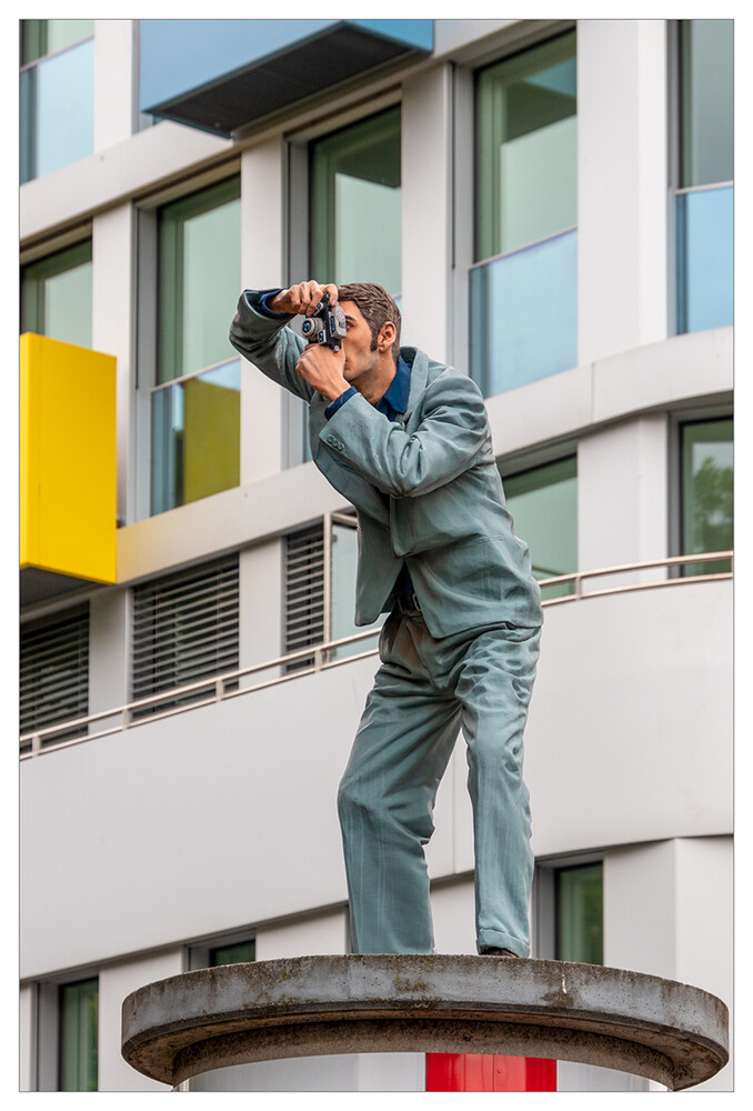 Kunst im öffentlichen Raum „Der Fotograf"
eine der bis jetzt 10 „Säulenheiligen“ des Düsseldorfer Künstlers Christoph Pöggeler.
Marianne
Schlüsselwörter: 2022