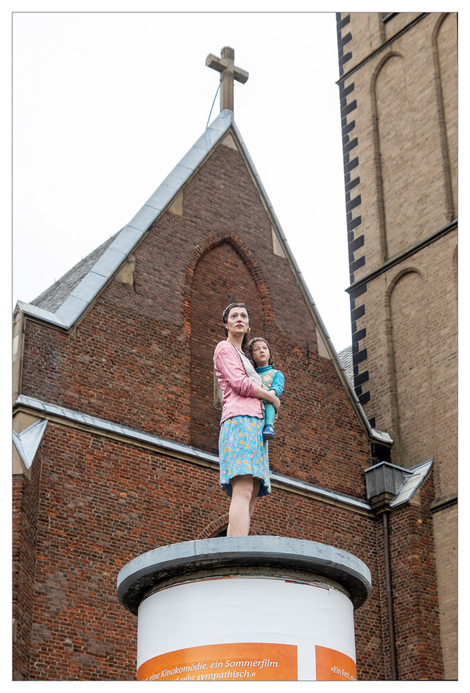 Kunst im öffentlichen Raum „Fremde"
eine der bis jetzt 10 „Säulenheiligen“ in Düsseldorf des Künstlers Christoph Pöggeler.
Marianne
Schlüsselwörter: 2022