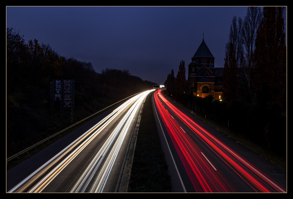 Licht in der Dunkelheit "Lichtspuren einer Autobahn"
Marianne
Schlüsselwörter: 2022