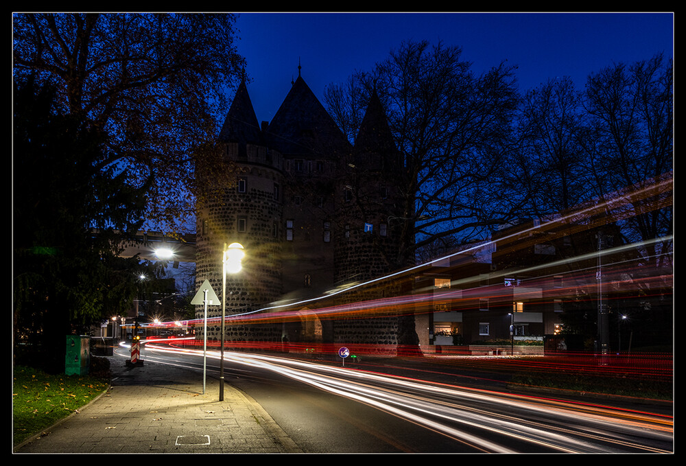 Licht in der Dunkelheit "Obertor mit Bus und Straßenbahnspuren"
Marianne
Schlüsselwörter: 2022