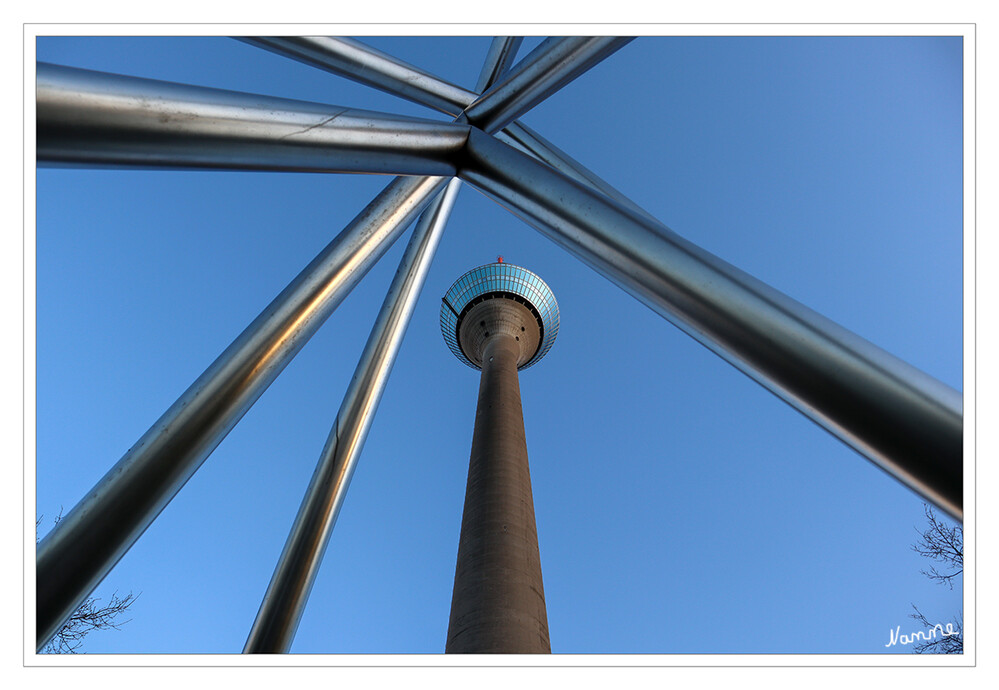 Miniserie Rheinturm
Düsseldorf hat eine ganze Reihe architektonischer Wahrzeichen, der Rheinturm ist jedoch das markanteste. Das ist nicht zuletzt seiner Höhe geschuldet. 240,5 Meter ragt er in den Himmel, bei klarer Luft ist von der Aussichtsplattform M168 am Horizont der Kölner Dom auszumachen. laut duesseldorf-tourismus
Schlüsselwörter: Düsseldorf