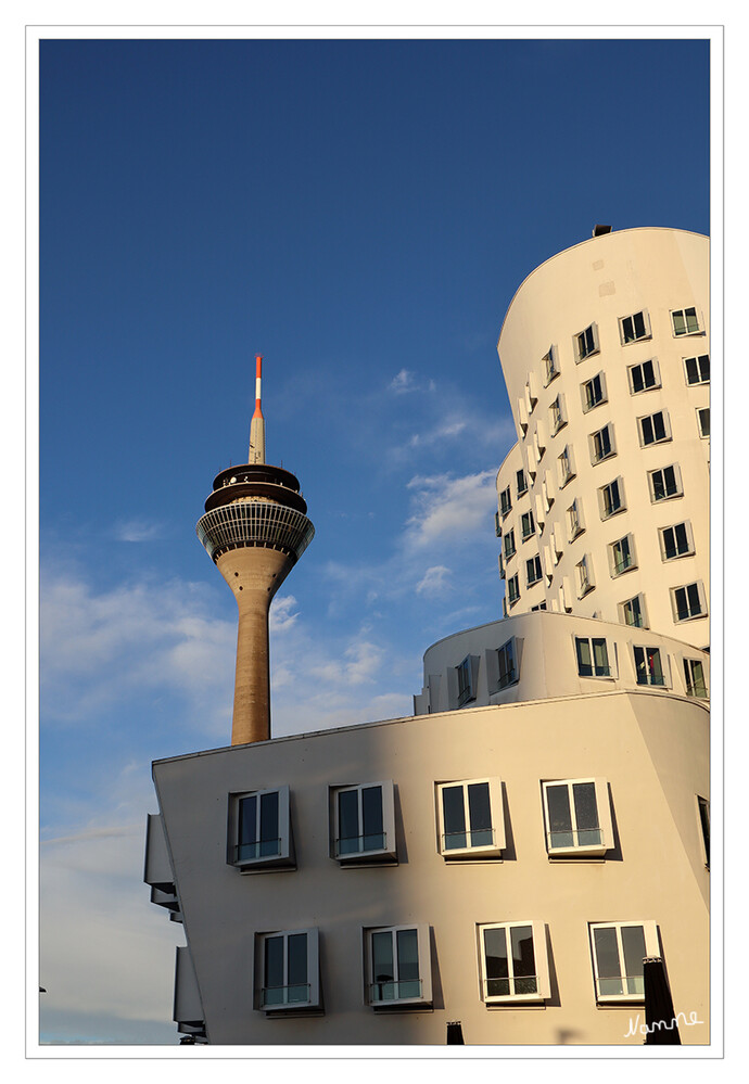 Miniserie Rheinturm
Gehryhäuser vor dem Rheinturm
Die drei schiefen und verwinkelten Komplexe wurden schnell zum bekanntesten und meist fotografiertesten Architekturobjekt Düsseldorfs. laut duesseldorf-magazin
Schlüsselwörter: Düsseldorf