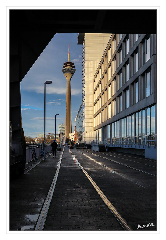 Miniserie Rheinturm
Der Rheinturm ist ein Fernsehturm in Düsseldorf. Mit 240,50 Metern ist er das höchste Bauwerk der Stadt und der zehnthöchste Fernsehturm in Deutschland. laut Wikipedia
Schlüsselwörter: Düsseldorf