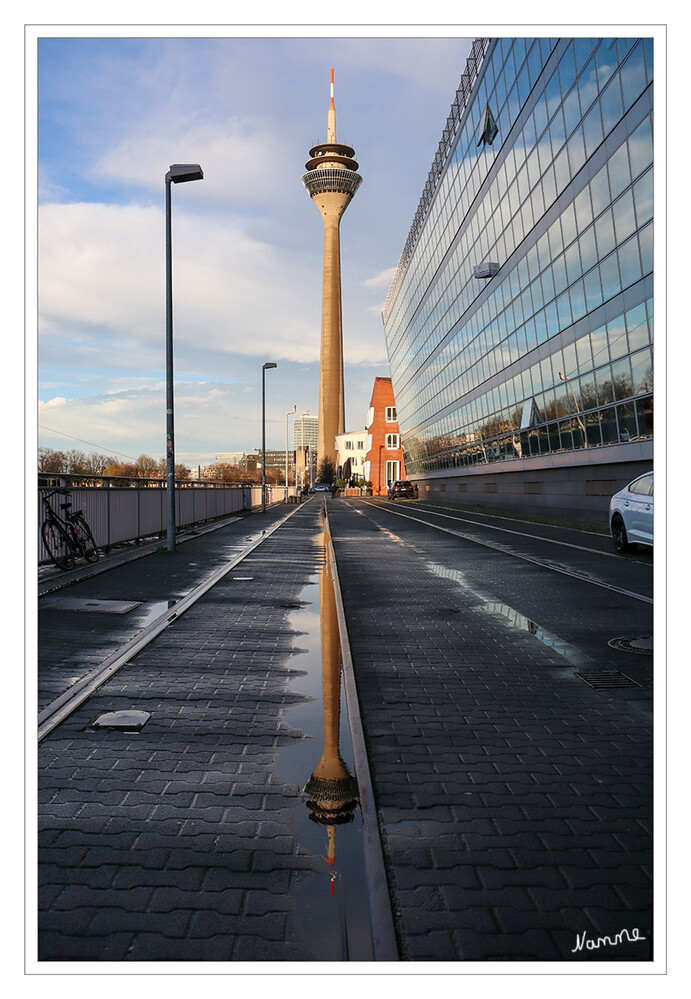 Miniserie Rheinturm
Der Rheinturm steht im Düsseldorfer Regierungsviertel auf 36,6 Meter über NN im Rheinpark Bilk am östlichen Ende des Medienhafens und wenige hundert Meter südwestlich der Altstadt am rechten Rheinufer. In unmittelbarer nördlicher Nachbarschaft zum Turm befinden sich der Landtag von Nordrhein-Westfalen und die Rheinkniebrücke, südlich davon das Stadttor und das WDR-Landesstudio Düsseldorf. laut Wikipedia
Schlüsselwörter: Düsseldorf