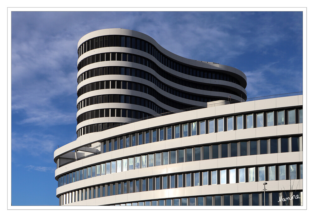 Detail des Trivagogebäude
2016 kündigte Trivago den Neubau des trivago-Campus in Düsseldorf an. Dieser wurde im Juni 2018 fertiggestellt und bildet heute die globale Unternehmenszentrale. An der Ausgestaltung des sechsstöckigen Gebäudes wirkten unter anderem die eigenen Mitarbeiter mit. laut Wikipedia
