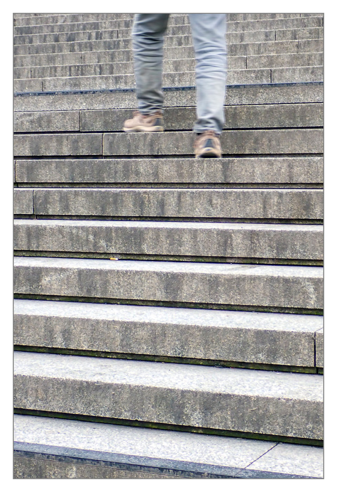 Minimalistisch "Eilig die Treppe hinauf"
Marianne
Schlüsselwörter: 2026