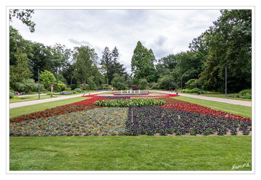 Bunter Garten Mönchengladbach
Der Park besteht aus einem durchgängigen, schmalen Grünstreifen, der nur durch den Schürenweg unterbrochen wird. Er ist 30 Hektar groß 
