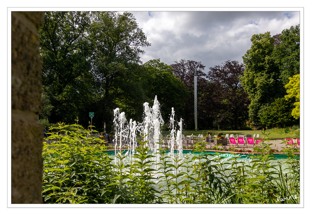 Wasserspiel
Der Bunte Garten mitten im Zentrum von Mönchengladbach ist einer der beliebtesten öffentlichen Parks der Stadt mit einer Größe von etwa 30 ha. Er erstreckt sich vom Kaiserpark bis zum Hauptfriedhof und umfasst auch den Botanischen Garten an der Bettrather Straße. laut buntergarten
Schlüsselwörter: Mönchengladbach; Bunter Garten
