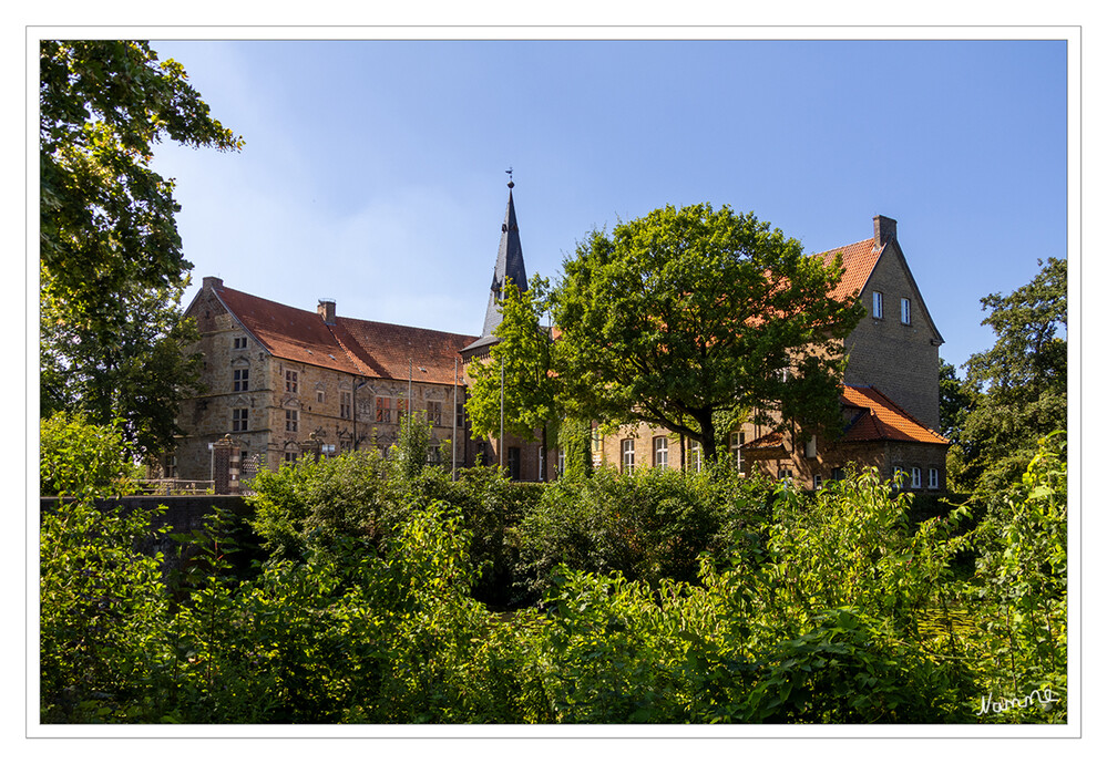 Münsterland - Burg Lüdinghausen
Die seit dem 12. Jahrhundert erwähnten Ritter von Lüdinghausen wurden mit der Burg durch die Abtei Werden bei Essen belehnt. Gleichzeitig waren sie Ministeriale des Bischofs von Münster. Selbstständigkeitsbestrebungen, die in der eigenmächtigen Erhebung von Lüdinghausen zur Stadt gipfelten, und der Bau der Burg Wolfsberg führten 1271 zum Feldzug des Münsteraner Bischofs Gerhard von der Mark gegen Lüdinghausen. Nach der Niederlage der Herren von Lüdinghausen durfte die Burg Lüdinghausen anders als die Burg Wolfsberg bestehen bleiben, wurde aber zum Offenhaus des Bischofs erklärt. laut Wikipedia
