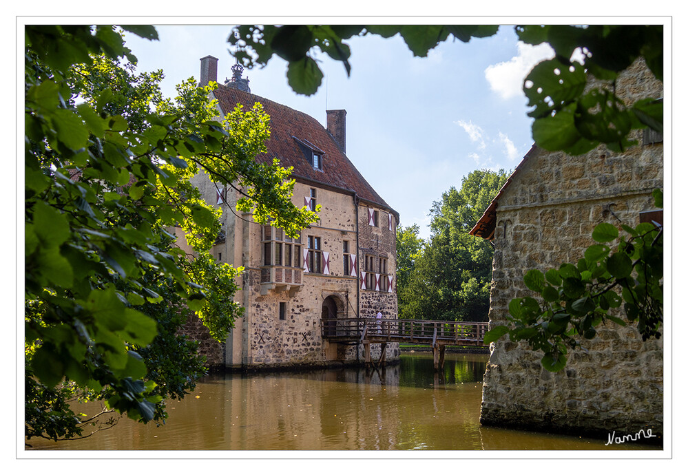 Münsterland - Burg Vischering
Westansicht der Kernburg
Im Jahr 1521 wurde die Kernburg durch ein verheerendes Feuer weitgehend zerstört. Johann von Droste zu Vischering begann deshalb mit einem Neubau des heutigen Westflügels im Stil der Renaissance, der um ein Geschoss höher war als sein Vorgänger. Der Wiederaufbau auf alten Fundamenten und unter Einbezug der noch erhaltenen Bausubstanz dauerte mehrere Jahrzehnte, sodass Johann sein Ende nicht mehr erlebte, denn er starb um 1540. laut Wikipedia
Schlüsselwörter: 2023