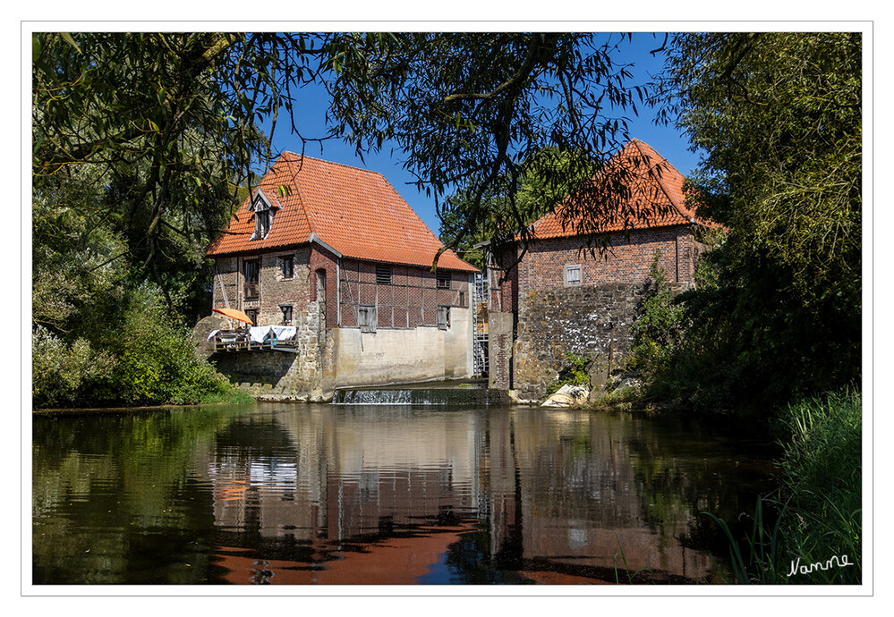 Füchtelner Mühle
Die denkmalgeschützte Füchtelner Mühle bei Olfen (Kreis Coesfeld, Nordrhein-Westfalen) wurde im 13. Jahrhundert als Korn- und Ölmühle erbaut. Erste Datierungen reichen auf die Jahre um 1300 zurück. Heute ist sie als Wasserkraftwerk umgebaut und produziert für ca. 130 Haushalte Strom. Die umgebaute Mühle hat einen Stromproduktionsgrad von 35 Kilowatt. laut Wikipedia
