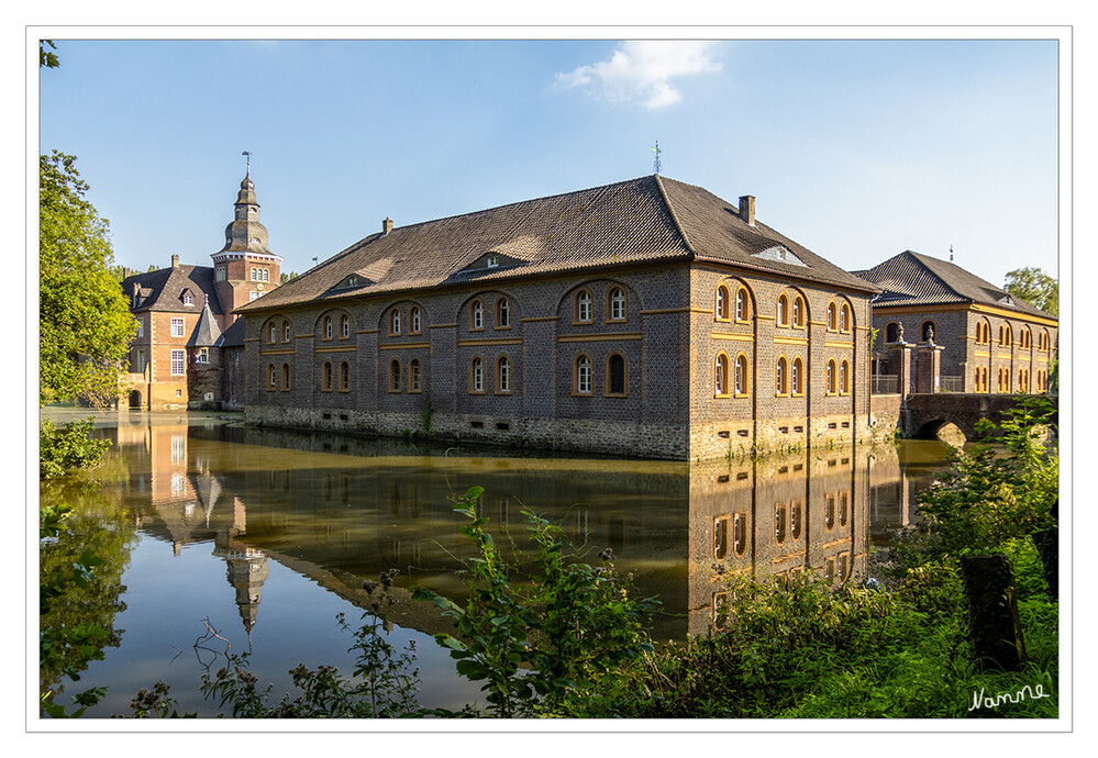 Münsterland - Schloss Sandfort
Die Geschichte von Schloss Sandfort reicht bis in das späte 13. Jahrhundert zurück. Das Haus ist seitdem durch Erbschaft oder Heirat im Besitz ein und derselben Familie geblieben. laut lwl
Schlüsselwörter: 2023