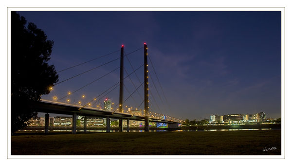 Rheinkniebrücke
Die Rheinkniebrücke in Düsseldorf ist eine Schrägseilbrücke über den Rhein aus dem Jahre 1969, die Friedrichstadt und Unterbilk im 3. Stadtbezirk (rechtsrheinisch) mit Oberkassel im 4. Bezirk (linksrheinisch) verbindet.
Schlüsselwörter: Rheinkniebrücke                 Düsseldorf