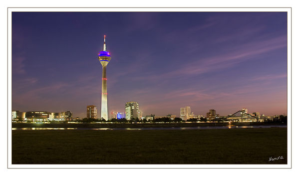 Rheinturm
mit links Blick auf den Landtag von Nordrhein - Westfalen und rechts den Medienhafen.
Schlüsselwörter: Fernsehturm              Düsseldorf            Medienhafen            Landtag