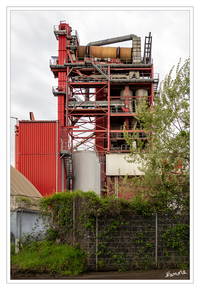 Ich sehe rot
Neuss-Düsseldorfer Hafen
Der Hafen verhilft der Stadt zu internationalem Handelsansehen. In seiner direkten Umgebung entstehen wichtige Industriezweige. laut neuss
Schlüsselwörter: 2024