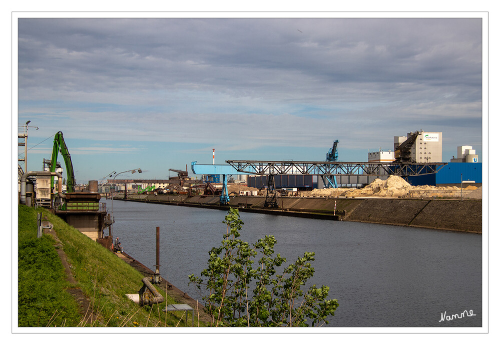 Am Hafenbecken
Der Neusser Hafen ist ein Hafen auf der linken Seite des Niederrheins in Neuss. Er entstand 1835 durch einen Ausbau eines ehemaligen Seitenarms des Flusses. Die Einfahrt des Hafens hat eine Höhe von 30 m NN. Der Hafen besitzt fünf Hafenbecken. laut Wikipedia
