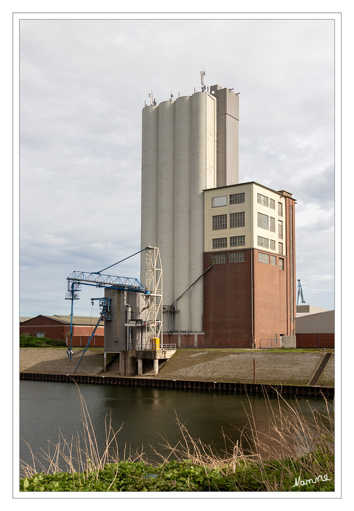 Am Hafenbecken
Neuss-Düsseldorfer Hafen
In der Quirinusstadt haben sich rund um die Hafenbecken 1 bis 5 rund 150 Unternehmen angesiedelt beispielsweise aus der Lebensmittel- und Automobilindustrie, dem Maschinenbau und auch aus Logistik und Großhandel.laut neuss
Schlüsselwörter: 2024