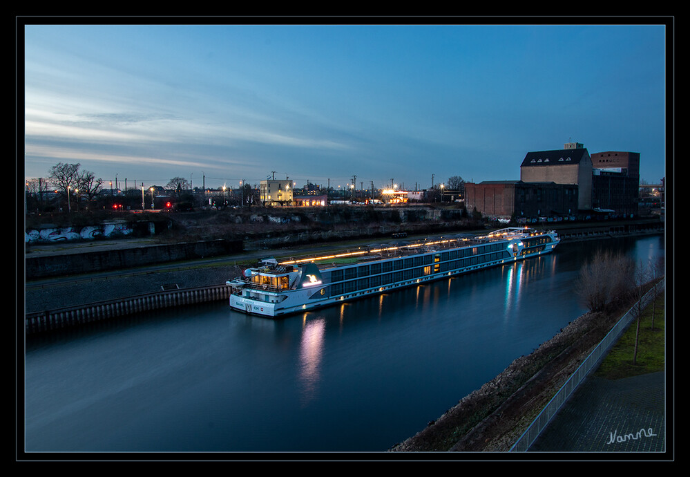 Blick in den Neusser Hafen
Flusskreuzschiff Anesha im Hafenbecken 1
Schlüsselwörter: 2021